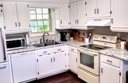 Killen Casa | Camp Creek Cottage 3br, 2ba w Outdoor Tent & Grill