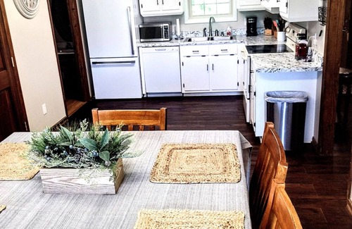 Killen Casa | Camp Creek Cottage 3br, 2ba w Outdoor Tent & Grill