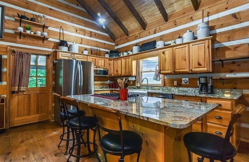 Dial Cabina | Camp Fire Cabin - fire Pit, fireplace, hottub