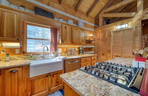 Dial Cabina | Camp Fire Cabin - fire Pit, fireplace, hottub