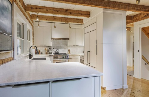 Clifftops Casa | Camp McGu: Lakefront, 3 Fireplaces + Firepit, Pizza Oven, Gorgeous Setting
