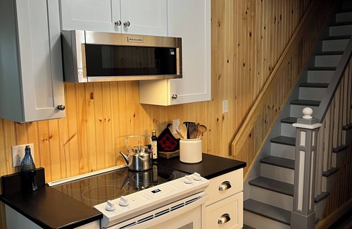 West Alton Casa | Waterfront Stone Camp con hermoso lago y el monte. Puntos de vista