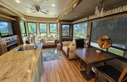 North Fort Myers Alquiler De RV | Camper on peaceful gated property.
