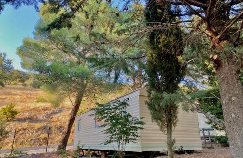 Caramany Otro | Camping Caramany, Lac à proximité - Cabanes perchées - Mobil-homes - Emplacements nus pour camping-cars, tentes, caravanes