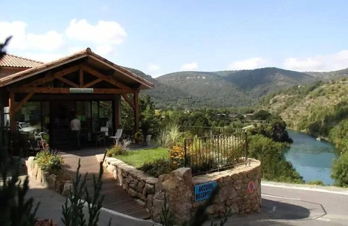 Saint-Rome-de-Tarn Villa | Camping de la Cascade **** - House-Chalet 45m2 - Comfortable - TV - Washing machine – Sunbeds - (July and August: Friday/Friday) 6 people