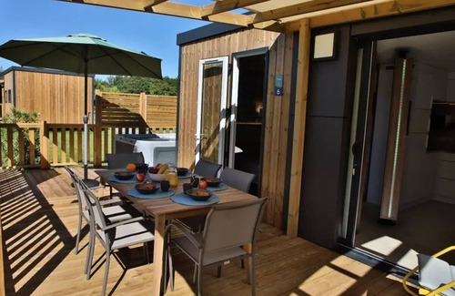 Caro Casa | Campsite maeva Respire Domaine de Kervallon **** - Mobile Home Taos 4 Rooms 6 People + Jacuzzi + TV