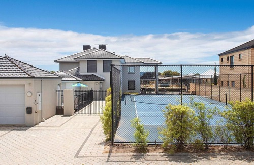 Geographe Apartamento | Canal Life Villa B-Shared pool, Tennis court, Jetty