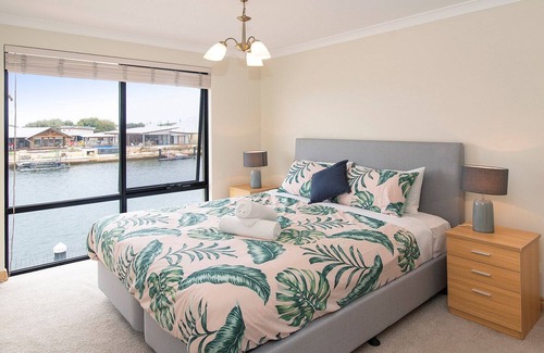 Geographe Apartamento | Canal Life Villa B-Shared pool, Tennis court, Jetty