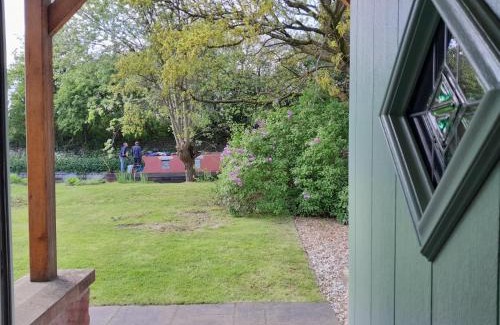 Tunstall Casa | Canal-side 5-Bed Cottage - Sleeps 10 Pet Friendly