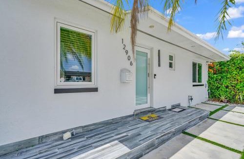 Kendale Lakes Apartamento | Canal-Side Townhouse with Pool & Firepit