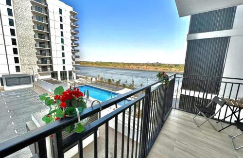 Abu Dhabi Apartamento | Canal-view 1br Balcony Pool Near F1 & Parks