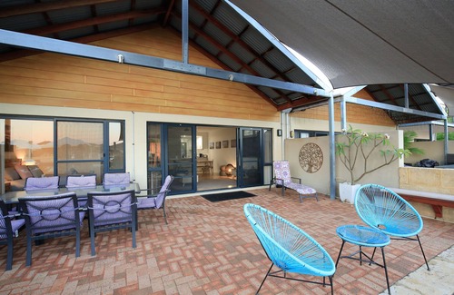 Halls Head Casa | Canal Vista - waterfront, dolphins, swans and sun in Halls Head, Mandurah