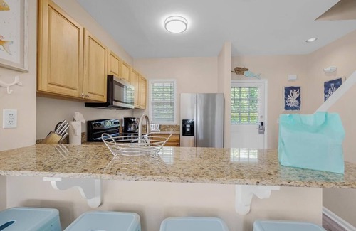 Marathon Casa | Canalside 2BR/1.5BA Bungalow Villa 7023 with Jetted Spa Pool: Village at Hawks Cay Villas