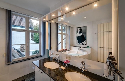 Historical Center Bruges Casa | Canalside House - Luxury Guesthouse