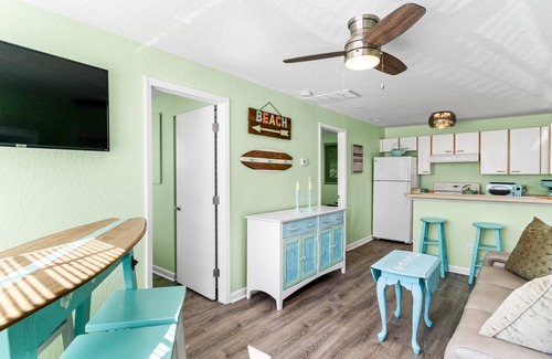 Indian Shores Cabaña | Canary Beach Cottage - steps to the sand!