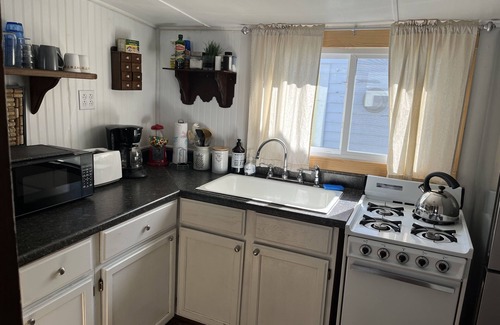 Ludington Cabaña | Canary Cottage: Lakeside, Boat Slip, Beach, Family Friendly