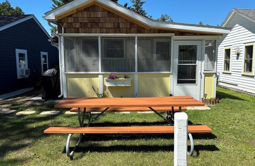 Ludington Cabaña | Canary Cottage: Lakeside, Boat Slip, Beach, Family Friendly