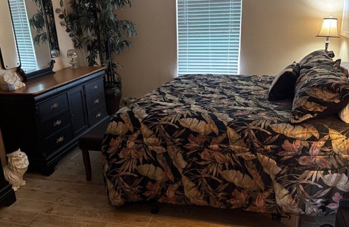 Wills Point Cama Y Desayuno | Candle Tree B & B with Country Charm. Close to 1ST Monday Trades Day.