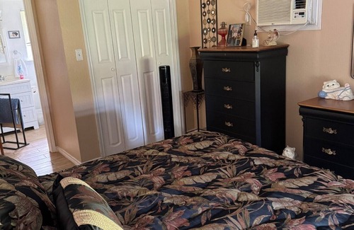Wills Point Cama Y Desayuno | Candle Tree B & B with Country Charm. Close to 1ST Monday Trades Day.