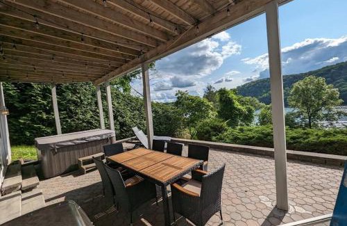 Danbury Casa | Candlewood Lake -Family Getaway, Lakefront 3775 sqft Home