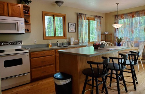 Farwell Cabaña | CANDY APPLE COTTAGE- A Charming 3-bedroom cottage in soothing Farwell with WiFi