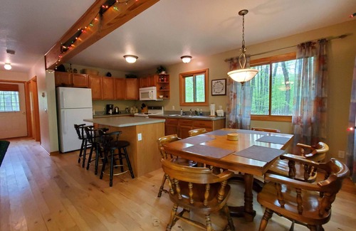 Farwell Cabaña | CANDY APPLE COTTAGE- A Charming 3-bedroom cottage in soothing Farwell with WiFi
