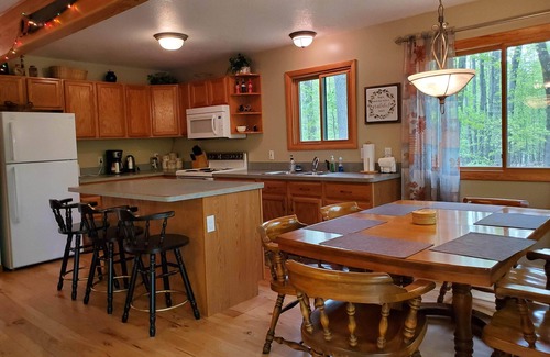 Farwell Cabaña | CANDY APPLE COTTAGE- A Charming 3-bedroom cottage in soothing Farwell with WiFi