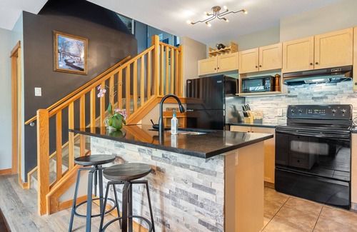 Cougar Creek Complejo | Canmore Penthouse Loft / año Piscina salada climatizada de agua salada