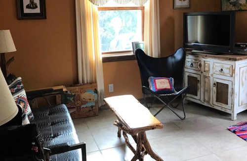 Tyrone Apartamento | Canta a mi Alma (Canta a mi alma) con el Bosque Nacional Gila al frente / atrás