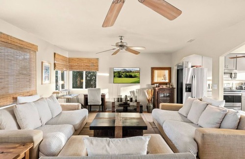 Canyon Lake Villa | Canyon Lake Getaway Mid-Term Rental | 5-BR House Canyon Lake, Riverside | Pool Spa Golf