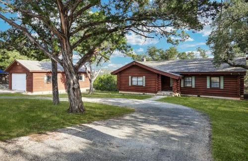 Canyon Lake Casa | Canyon Lake Haven Cabin Hot Tub Yard Bbq Fire Pit