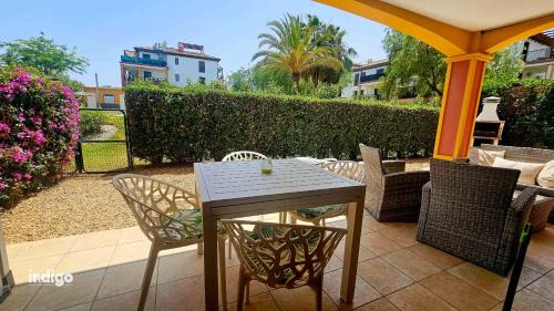 Costa Esuri Apartamento | (CAP001) Con jardín y acceso a la piscina.