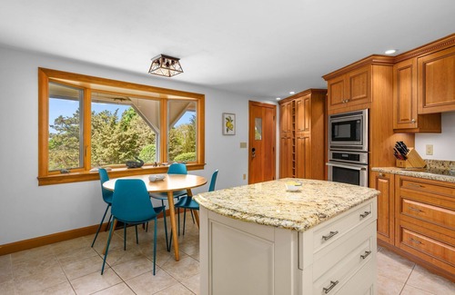 East Dennis Casa | Cape Cod Charm: Bay Views & Family Fun