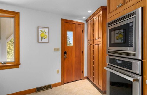 East Dennis Casa | Cape Cod Charm: Bay Views & Family Fun