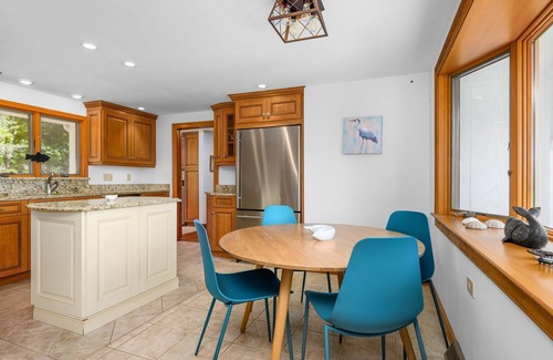 East Dennis Casa | Cape Cod Charm: Bay Views & Family Fun
