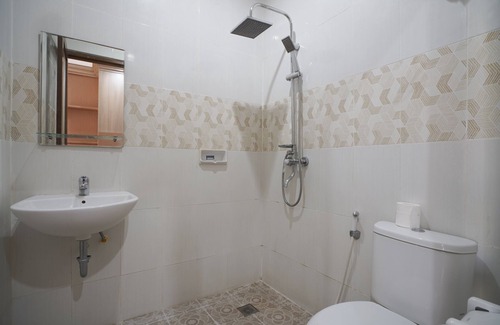 Renon Hotel | Capital O 2166 Elitya Stay