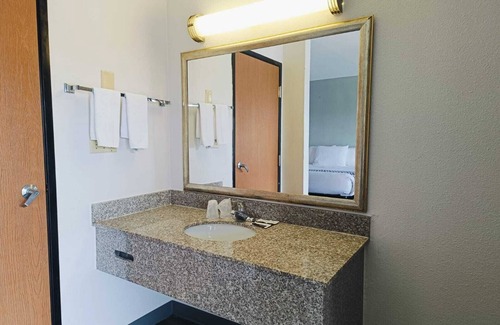 Lawton Hotel | Capital O Travelers Inn Lawton Fort Sill