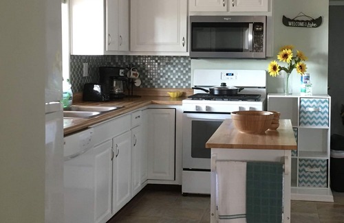 Elephant Butte Casa | Captain's Quarters: Home on 1/2 acre, pets okay, circle drive, new Trex deck.
