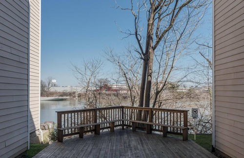 East Bank Condominio | Captain's Quarters Riverfront # 3