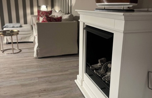 Steinbergkirche Casa | Captains Lodge - Badewanne, Dusche, Terrasse, Grill, Abgelegen und Strandnah