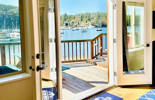 Deer Harbor Casa | CAPTAINS QUARTERS - PRIVATE, STEPS FROM THE BEACH