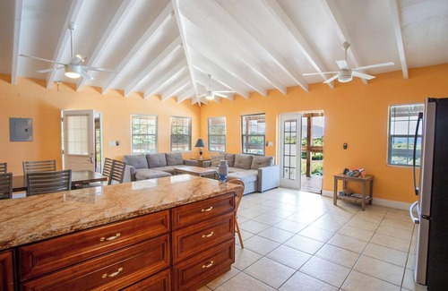 Estate Bonne Esperance 1 Casa | Captains' Quarters-3-bedroom house with WiFi, AC, full kitchen, pool & apartment