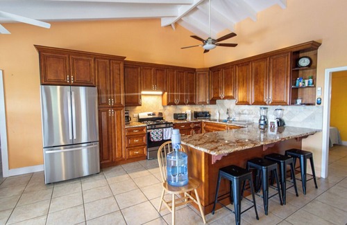 Estate Bonne Esperance 1 Casa | Captains' Quarters-3-bedroom house with WiFi, AC, full kitchen, pool & apartment