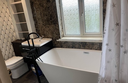 Stanley Casa | Captivating 4-Bed House in Wakefield