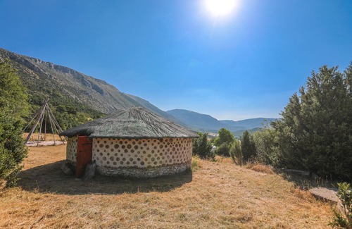 Bargeme Alquiler De RV | Caravana 'Case Africaine' con vistas a la montaña, terraza compartida y Wi-Fi