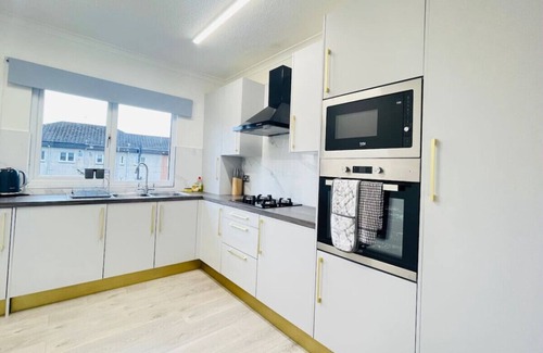 Crookston Apartamento | Cardonald Central - stylish three bedroom apartment