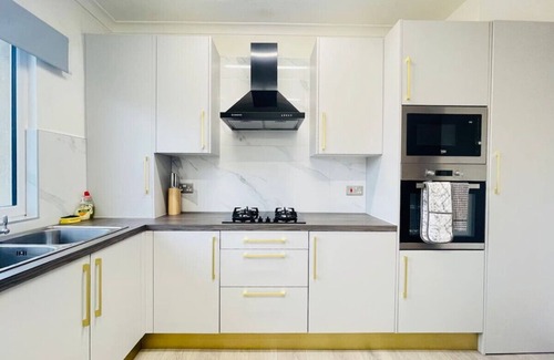 Crookston Apartamento | Cardonald Central - stylish three bedroom apartment