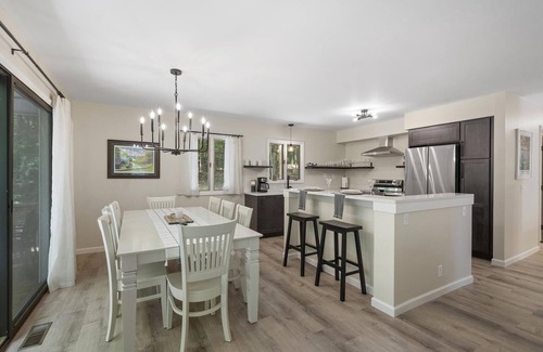 Birchwood Farms Casa | Careyover Guest House-Private setting, near Tunnel of Trees, close to everything