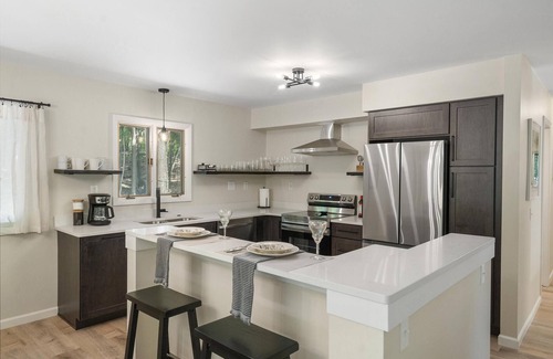 Birchwood Farms Casa | Careyover Guest House-Private setting, near Tunnel of Trees, close to everything