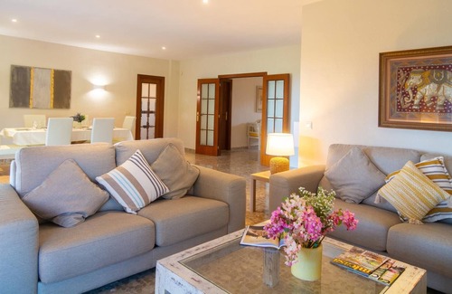 Carib Playa Villa | Carib Playa gran villa andaluza en dos niveles con piscina privada, jardín